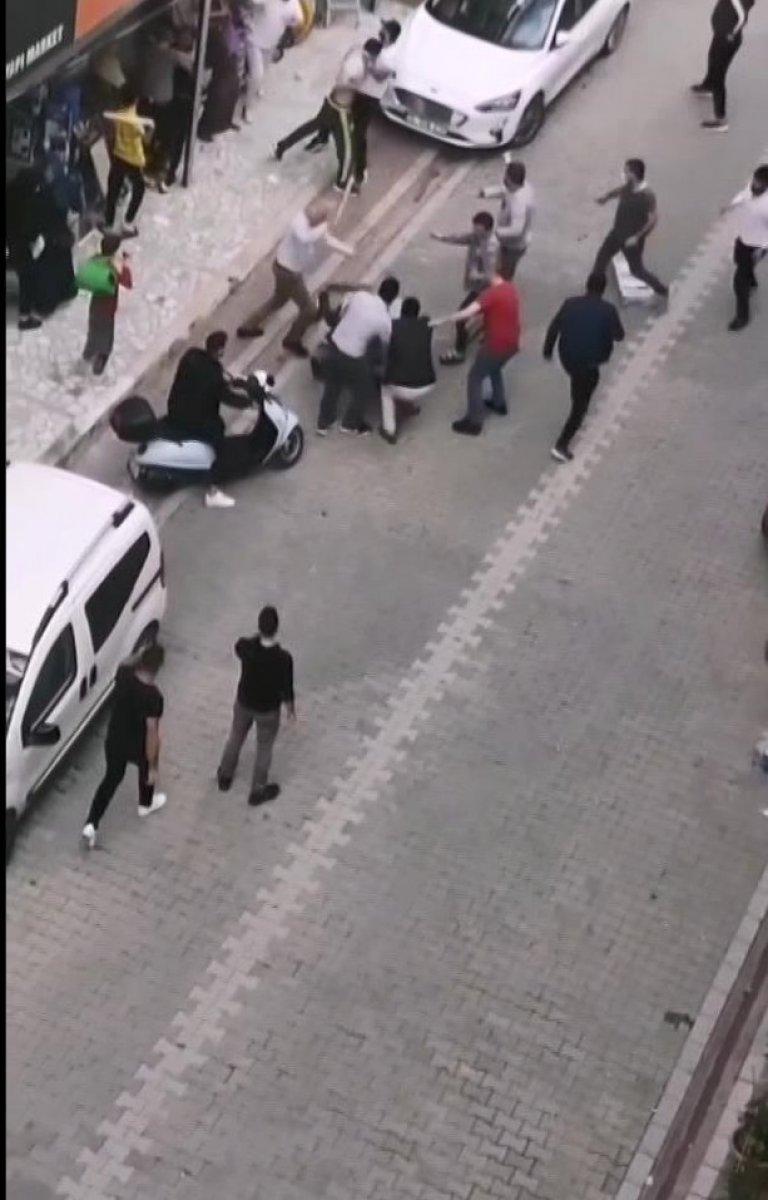 Esenyurt’ta esnaf ile müşteriler arasında taşlı sopalı kavga çıktı