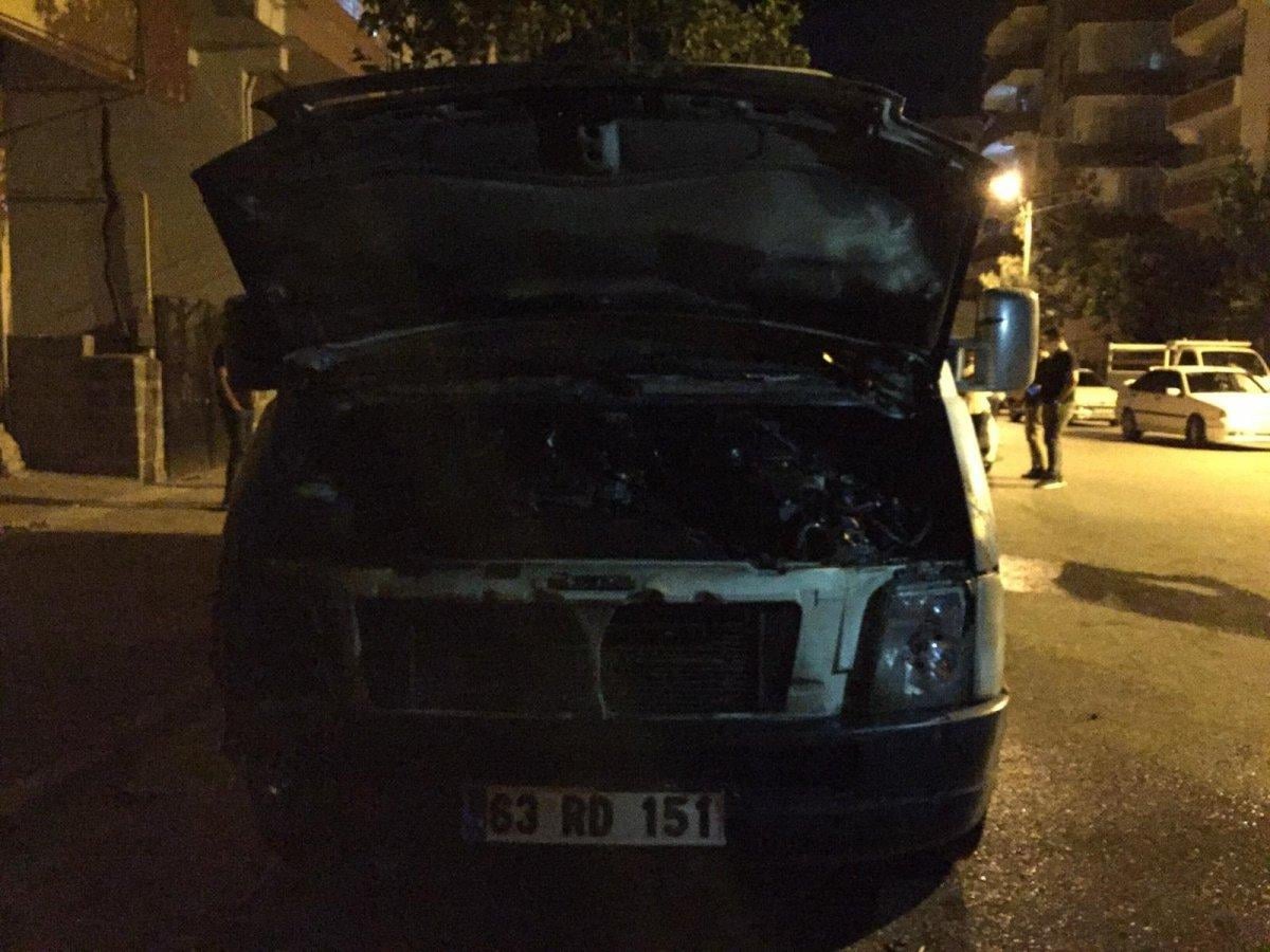 Şanlıurfa'da park halindeki minibüs kundaklandı