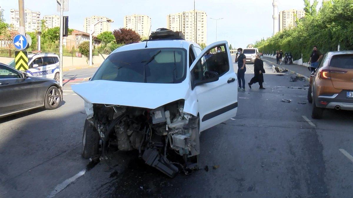 İstanbul'da çarpışan araçlar yol kenarında bekleyen yayaya vurdu