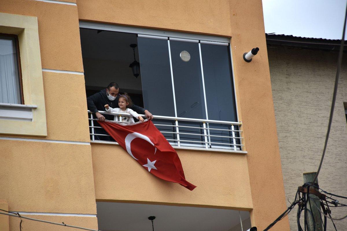 Sivas'ta direkten düşen bayrağı balkonuna astı