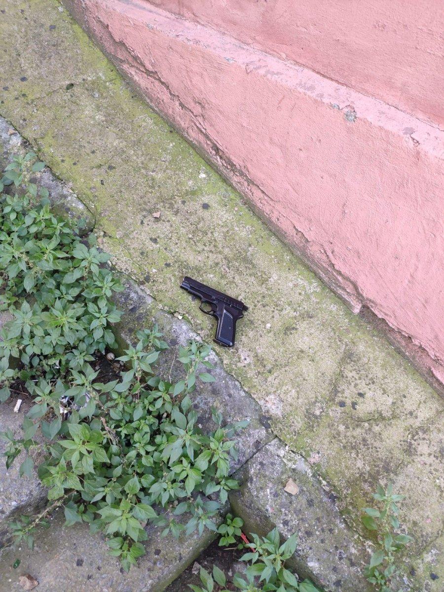 Beyoğlu’nda televizyon kutusunun içinden Kaleşnikof çıktı