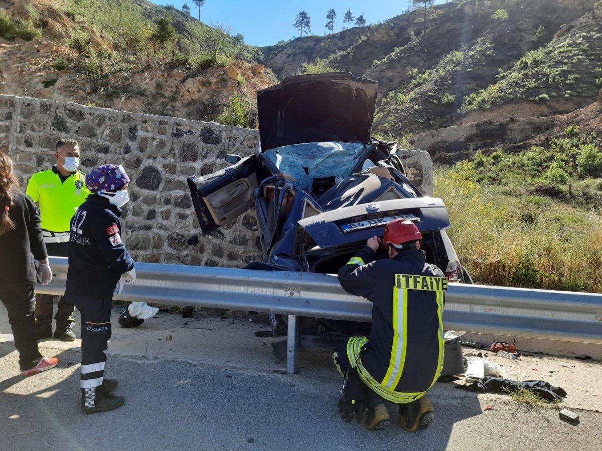 Kütahya'da kontrolden çıkan otomobil istinat duvarına çarptı