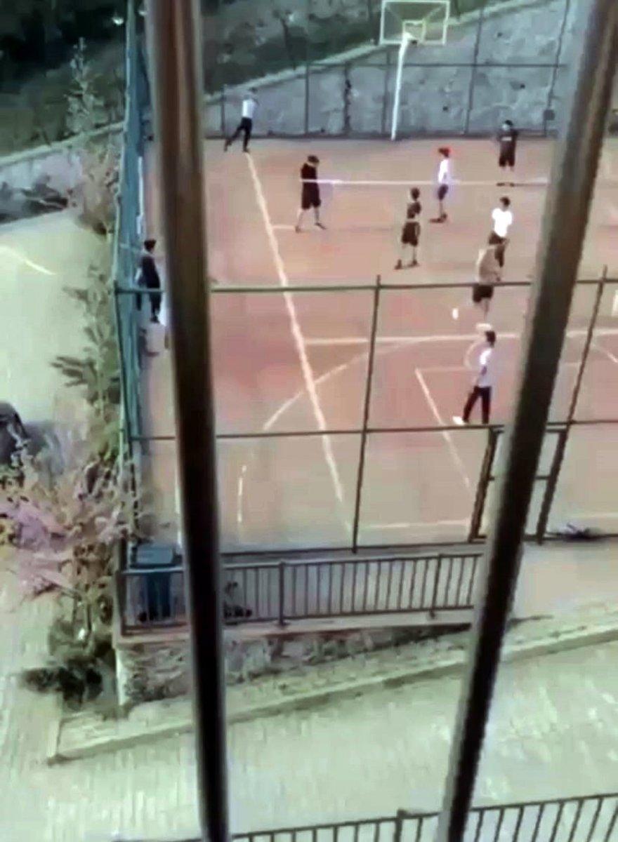 Sakarya’da polis sirenini duyan çocuklar, oyunu bırakıp eve kaçtı