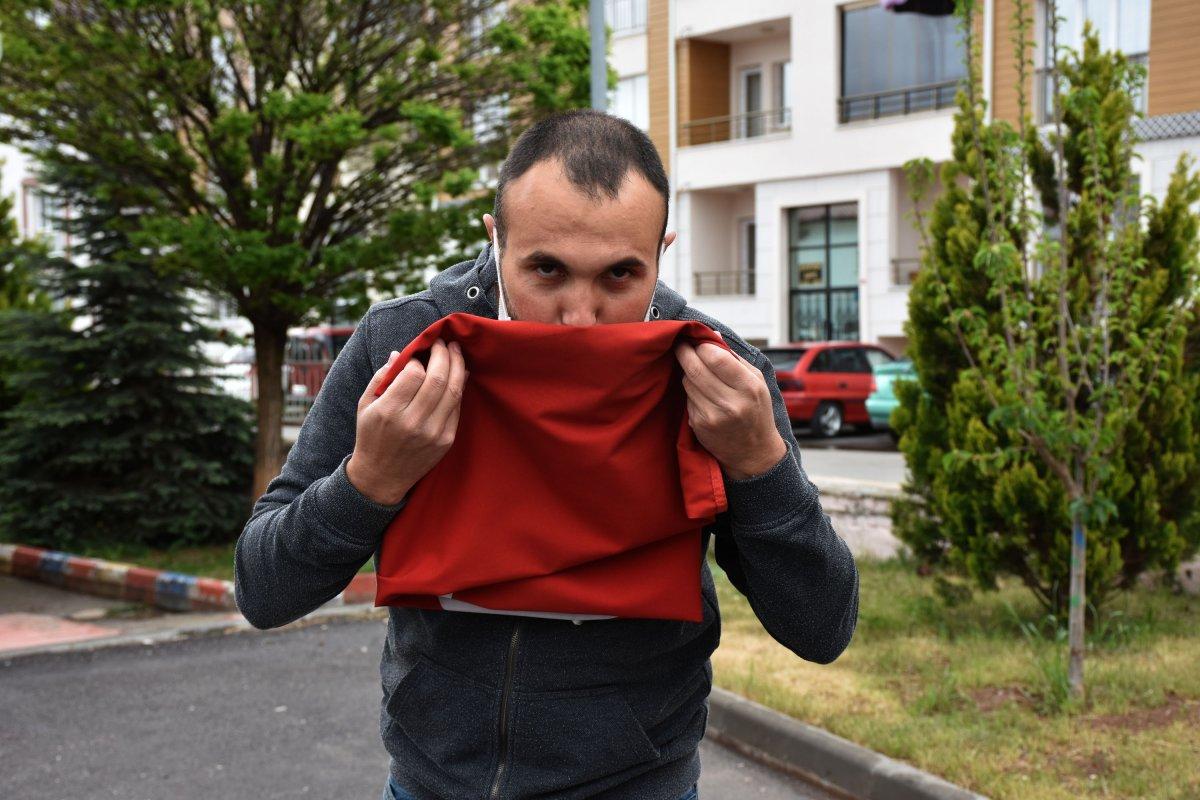 Sivas'ta direkten düşen bayrağı balkonuna astı