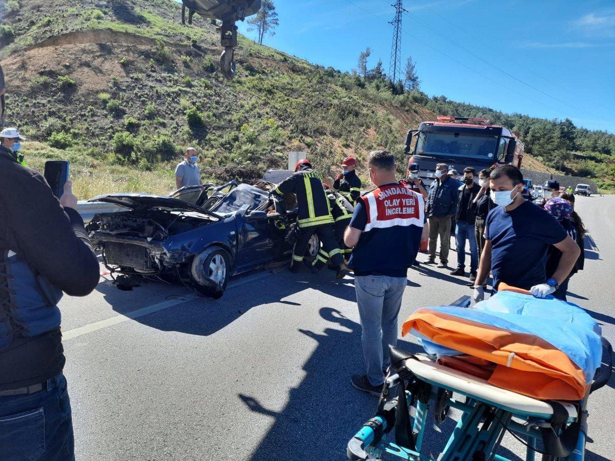 Kütahya'da kontrolden çıkan otomobil istinat duvarına çarptı