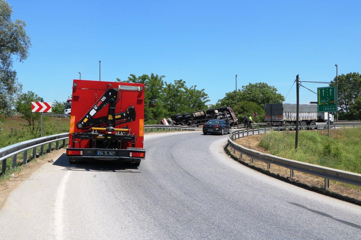 Sakarya’da domates yüklü kamyon devrildi