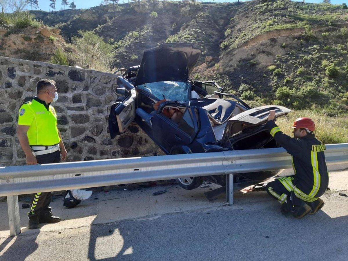 Kütahya'da kontrolden çıkan otomobil istinat duvarına çarptı