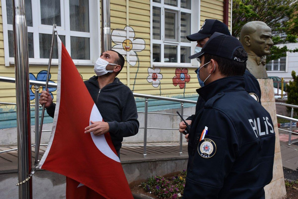 Sivas'ta direkten düşen bayrağı balkonuna astı