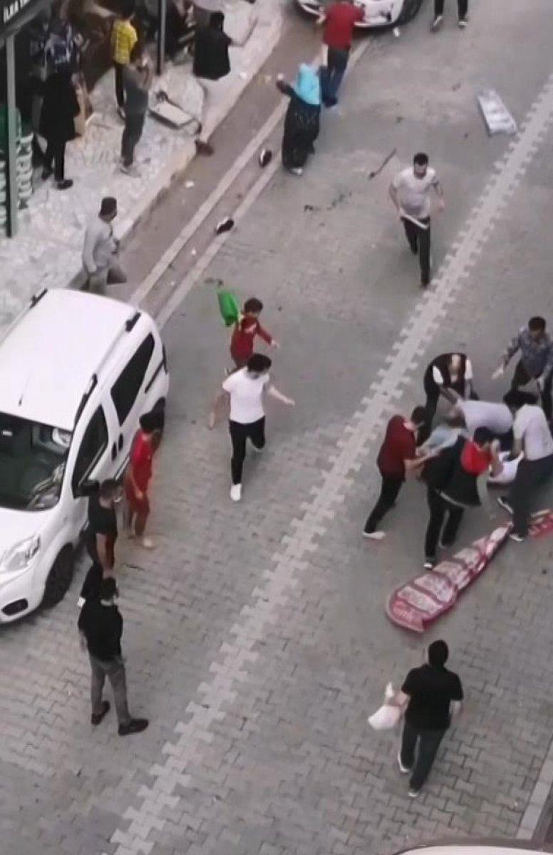 Esenyurt’ta esnaf ile müşteriler arasında taşlı sopalı kavga çıktı