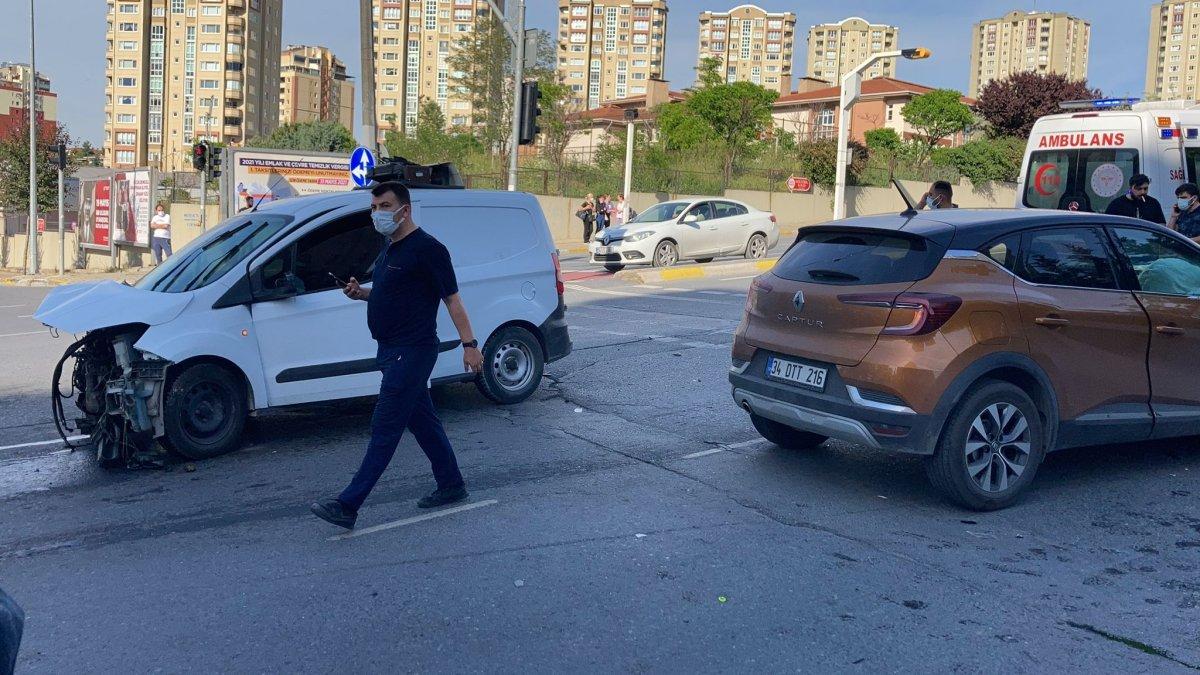 İstanbul'da çarpışan araçlar yol kenarında bekleyen yayaya vurdu
