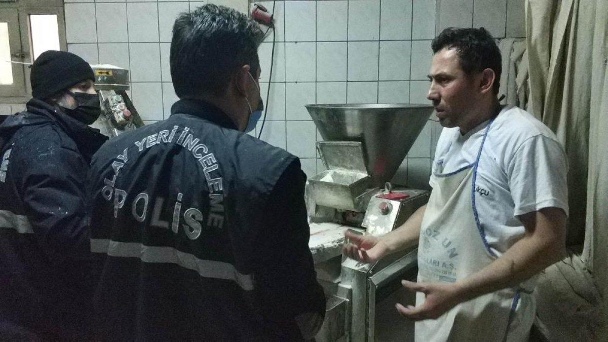 Samsun'da hamur kesme makinesine elini kaptırdı