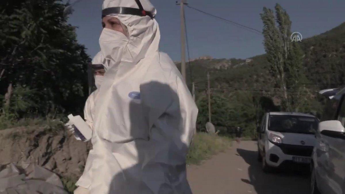 Tarım işçileri koronavirüs aşılarını tarlalarında oluyor