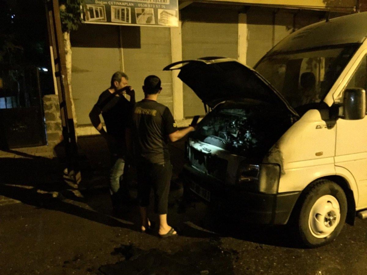 Şanlıurfa'da park halindeki minibüs kundaklandı