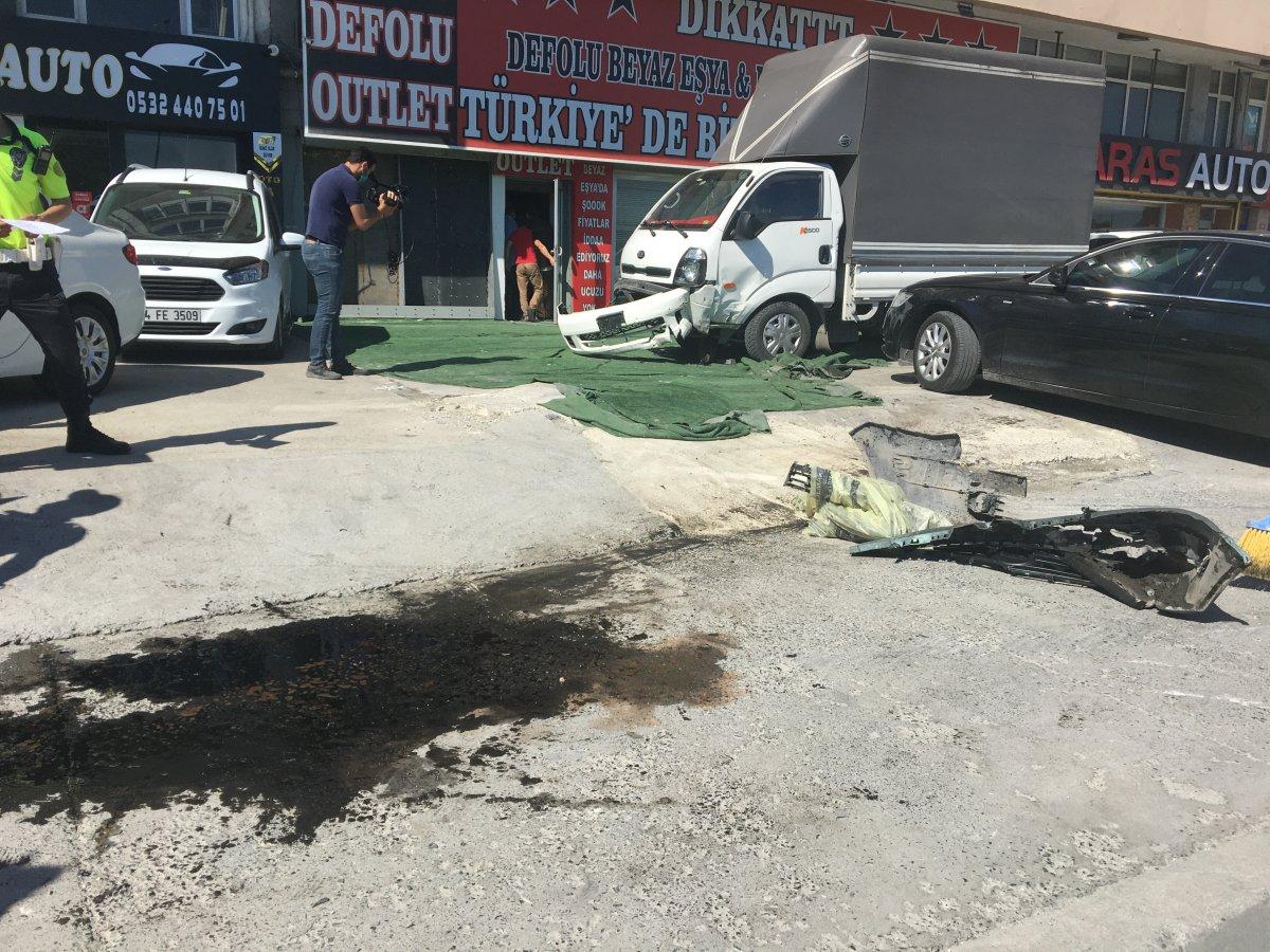 Avcılar'da makas atan sürücü, 12 araca zarar verdi