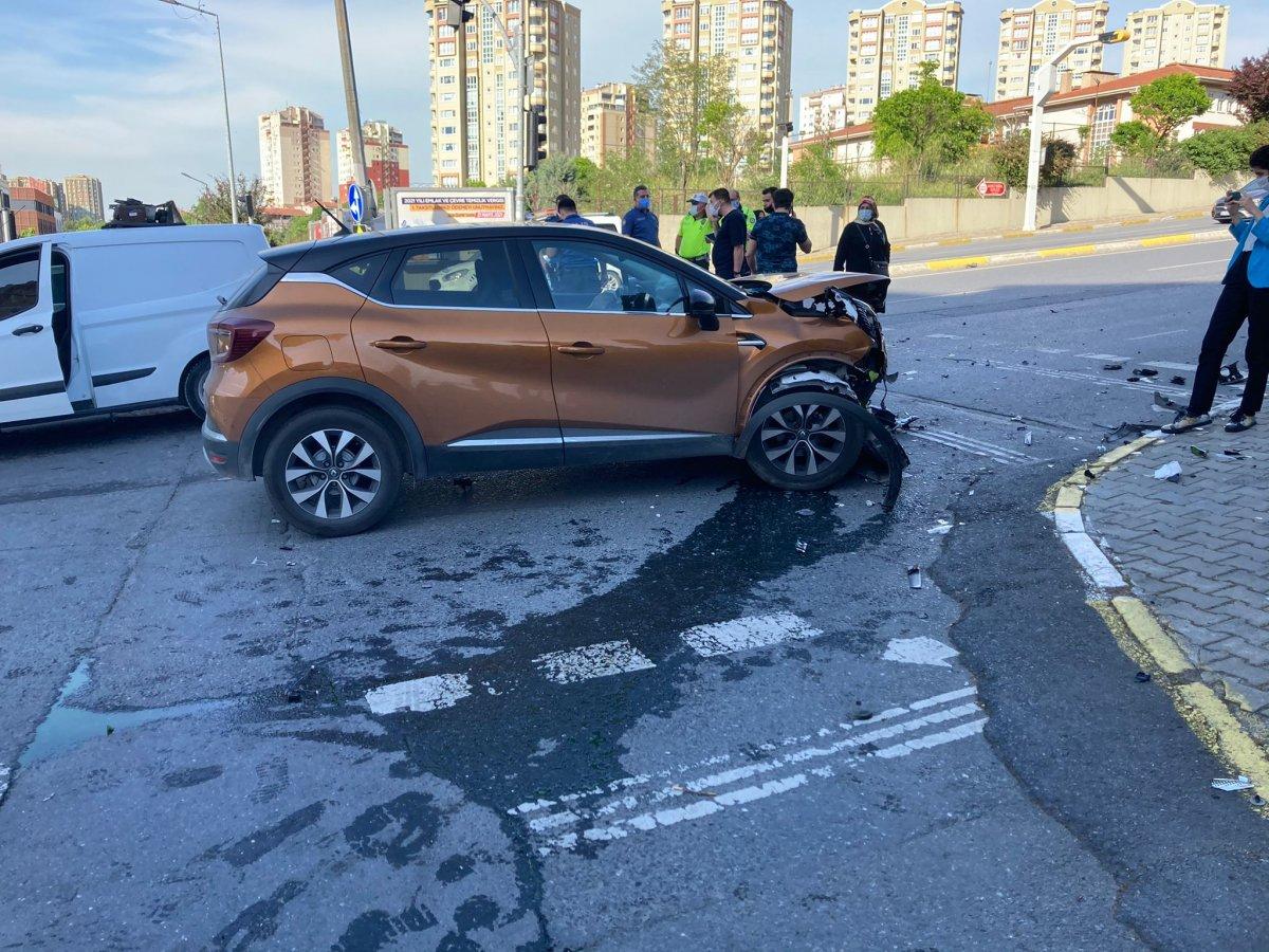İstanbul'da çarpışan araçlar yol kenarında bekleyen yayaya vurdu