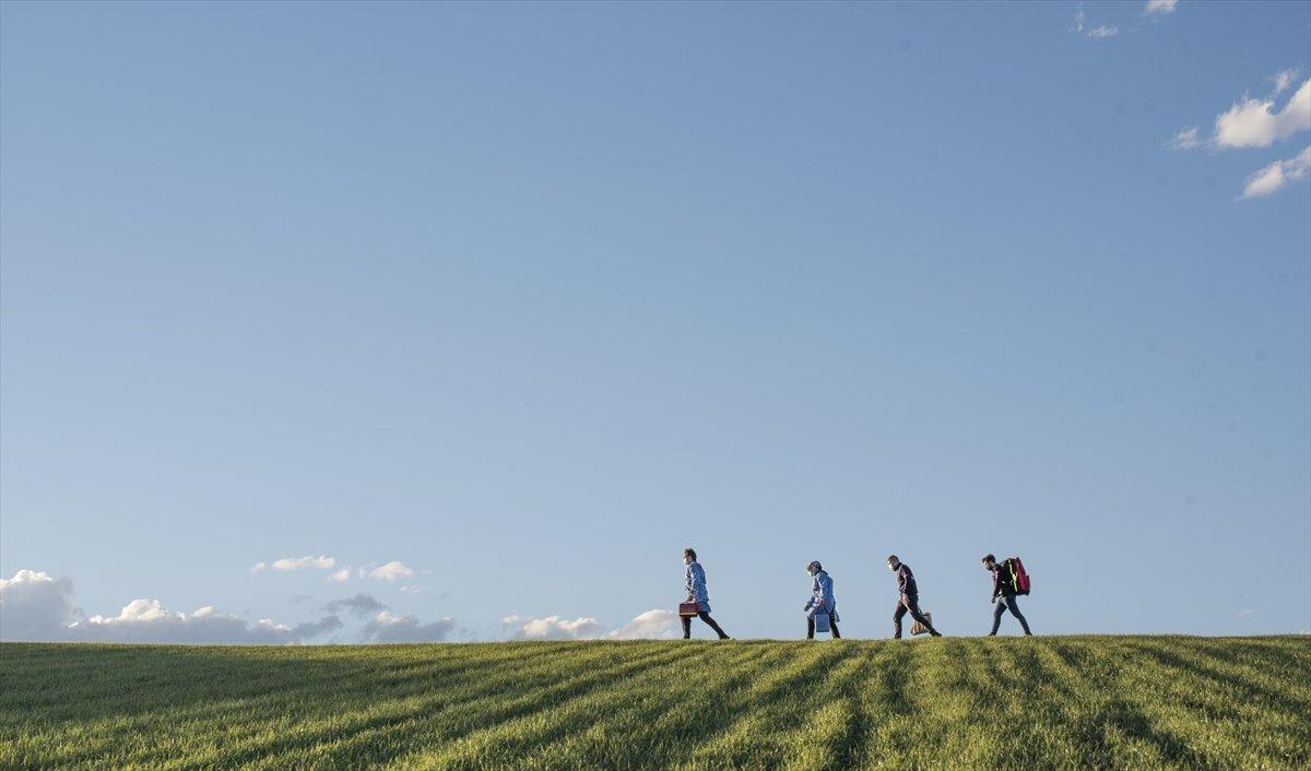 Tarım işçileri koronavirüs aşılarını tarlalarında oluyor