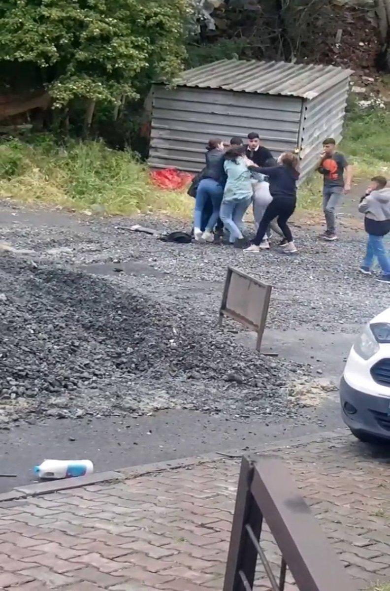 Sultangazi'deki genç kızların tekme tokat kavgası kamerada