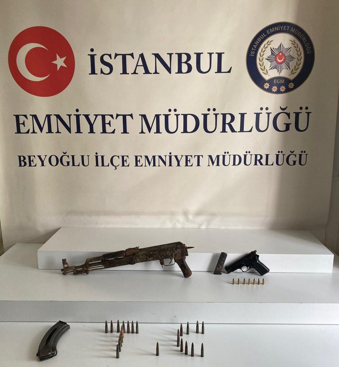 Beyoğlu’nda televizyon kutusunun içinden Kaleşnikof çıktı