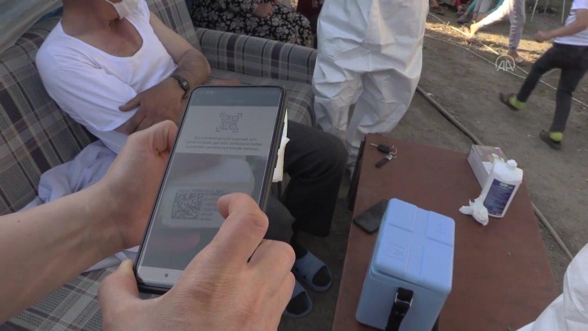 Tarım işçileri koronavirüs aşılarını tarlalarında oluyor