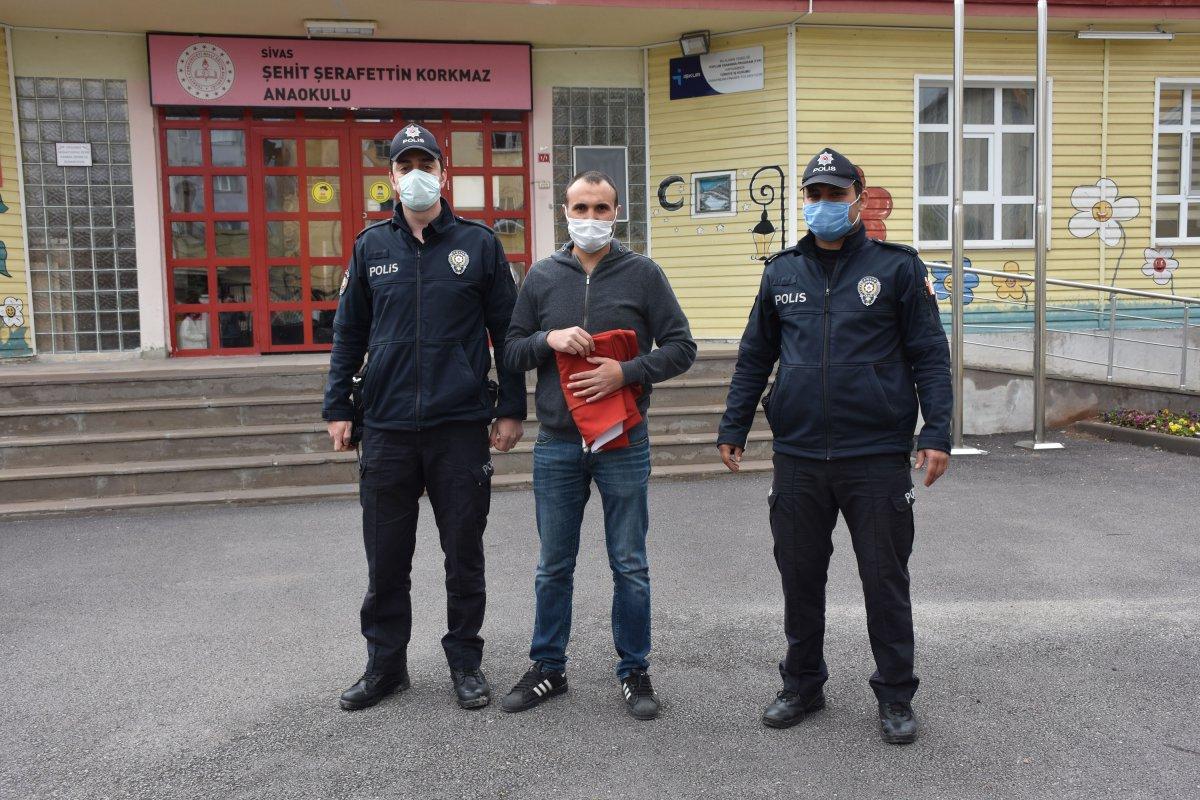 Sivas'ta direkten düşen bayrağı balkonuna astı