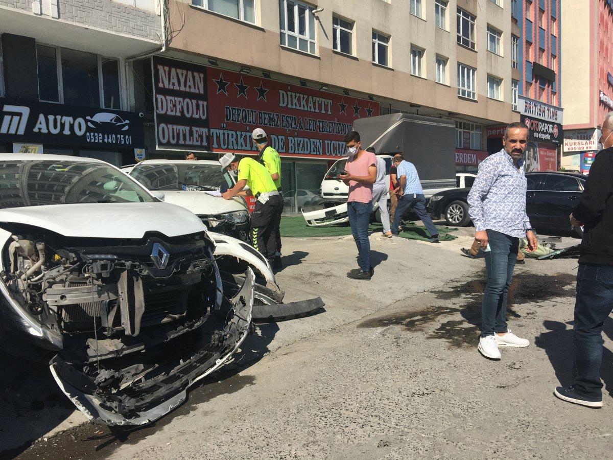 Avcılar'da makas atan sürücü, 12 araca zarar verdi