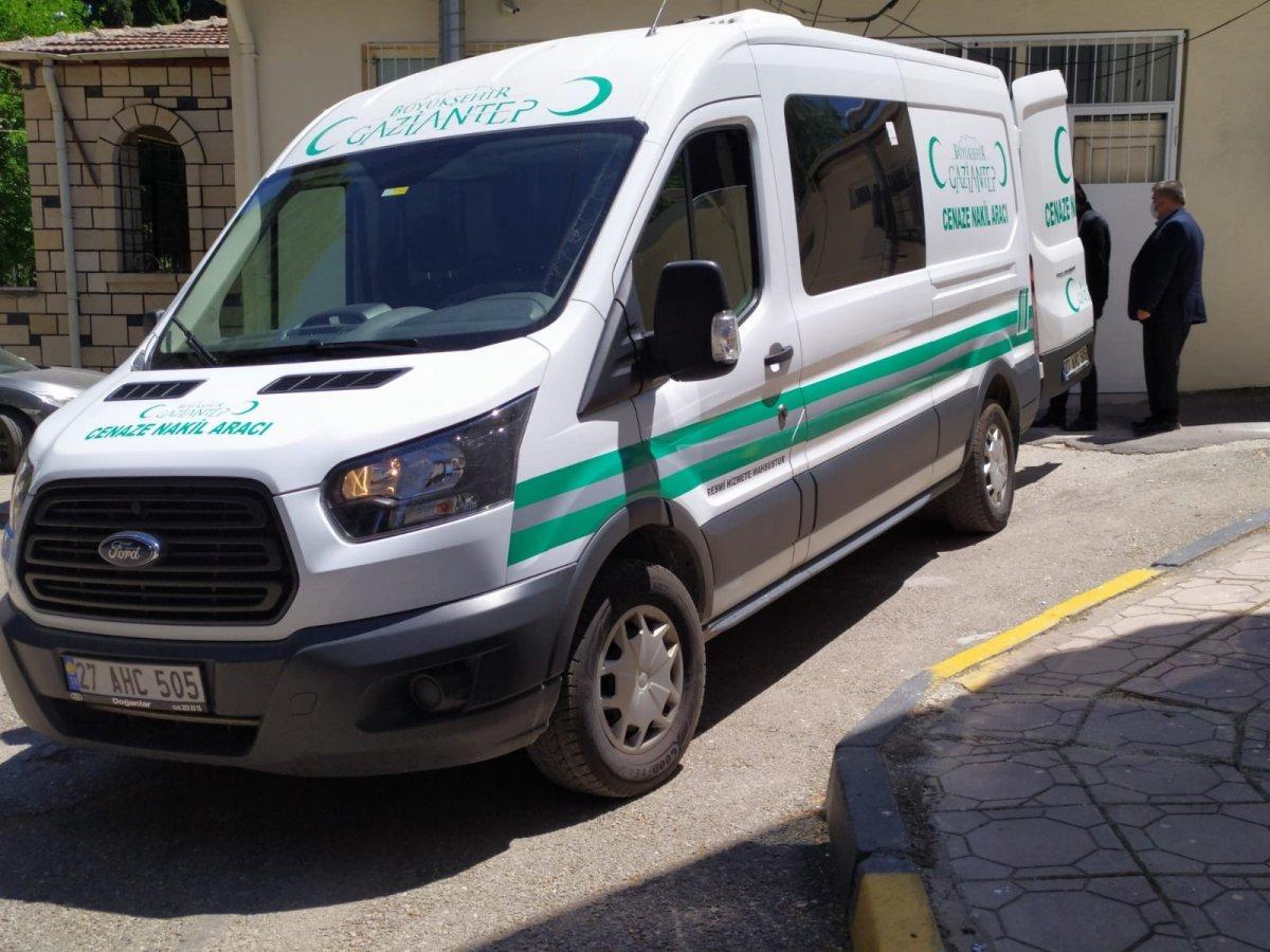 Gaziantep’te kontrolsüz park eden tıra çarpan genç, yaşam mücadelesini kaybetti