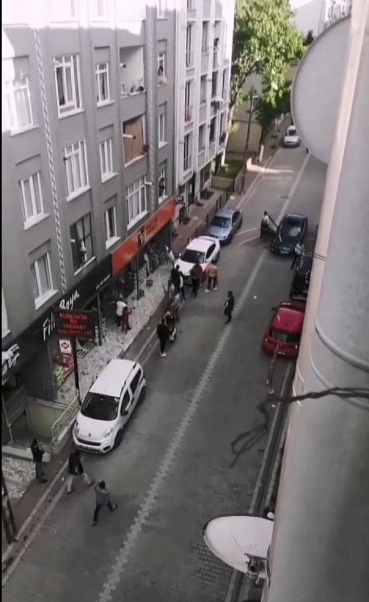 Esenyurt’ta esnaf ile müşteriler arasında taşlı sopalı kavga çıktı