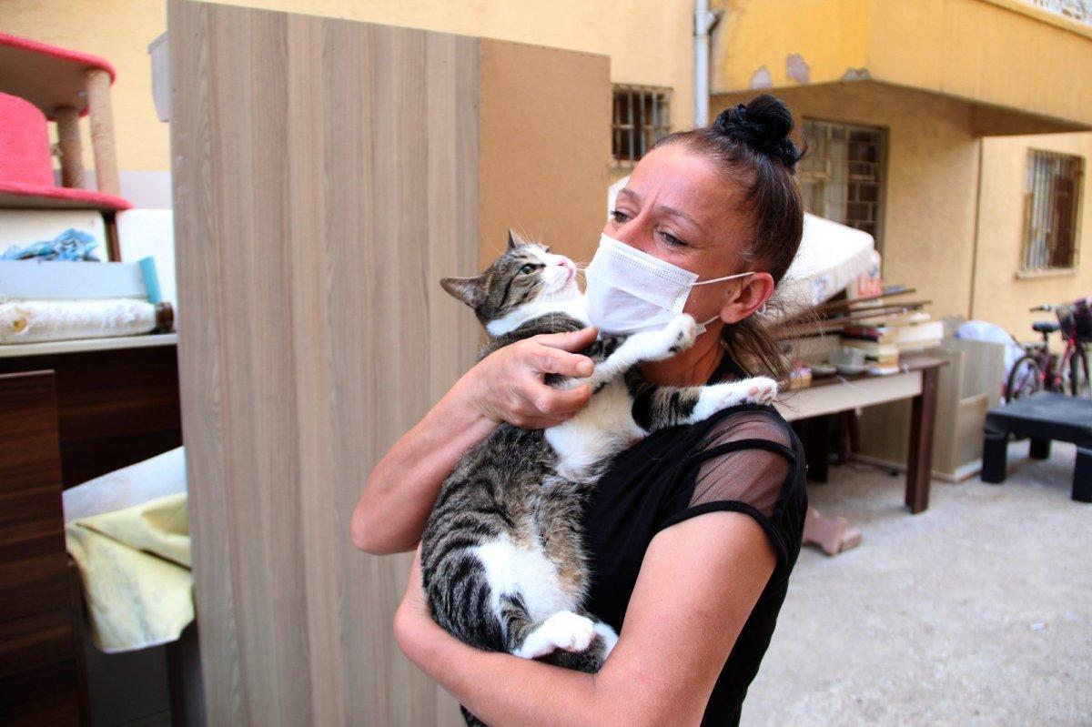 Antalya'da kirasını ödeyemediği evinin eşyaları sokağa atıldı