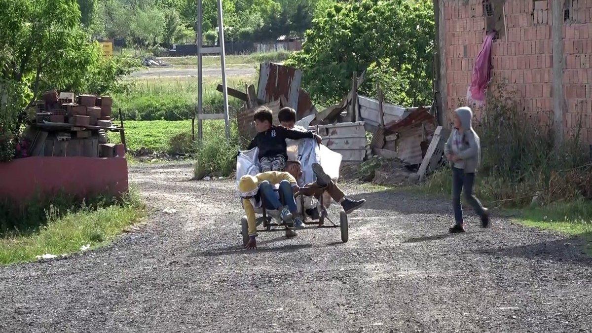 Arnavutköy'deki çocukların, kağıt toplama aracıyla eğlencesi