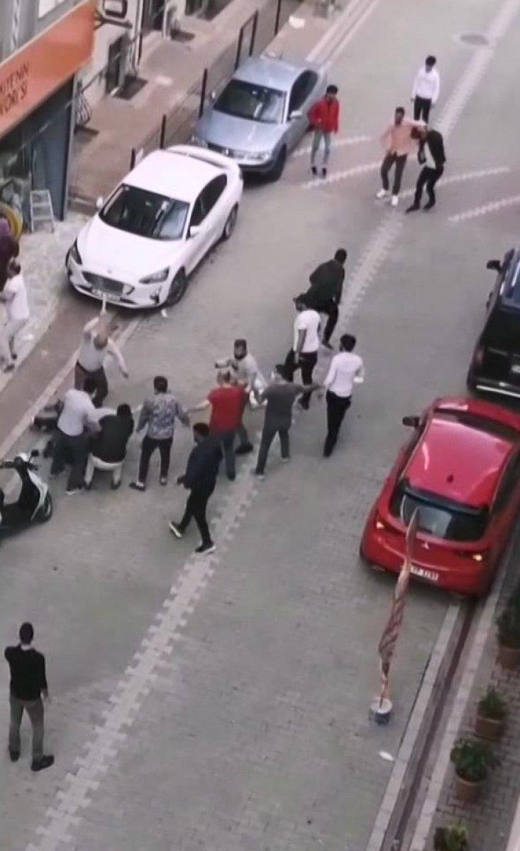 Esenyurt’ta esnaf ile müşteriler arasında taşlı sopalı kavga çıktı