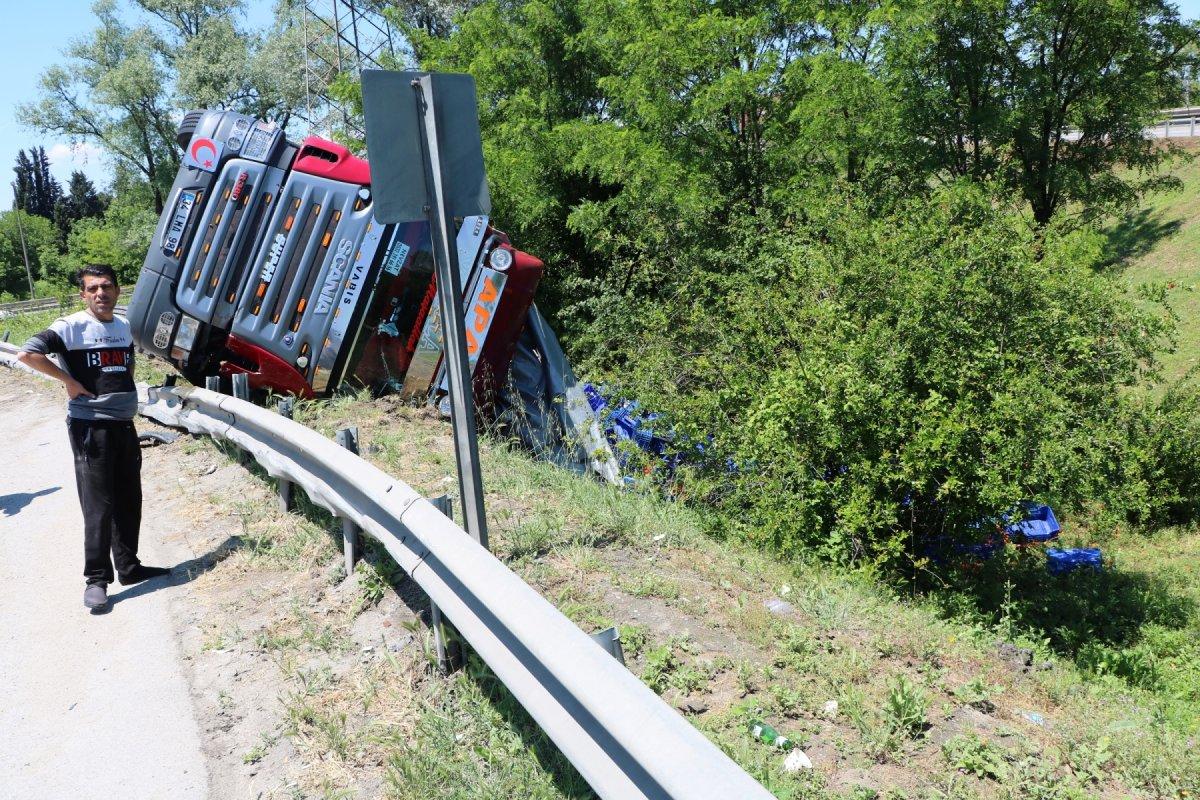 Sakarya’da domates yüklü kamyon devrildi