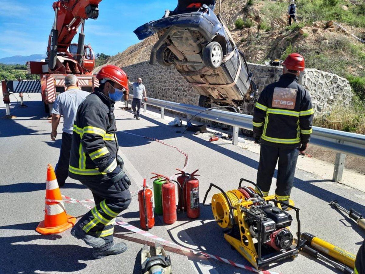 Kütahya'da kontrolden çıkan otomobil istinat duvarına çarptı