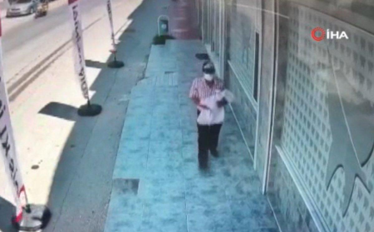 Adana’da 1 aylık bebeğin kaldırıma bırakılma anları kamerada