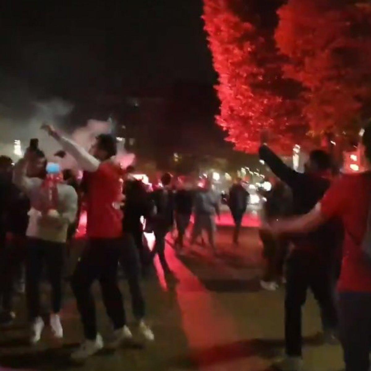 Fransa sokaklarında Burak Yılmaz tezahüratları