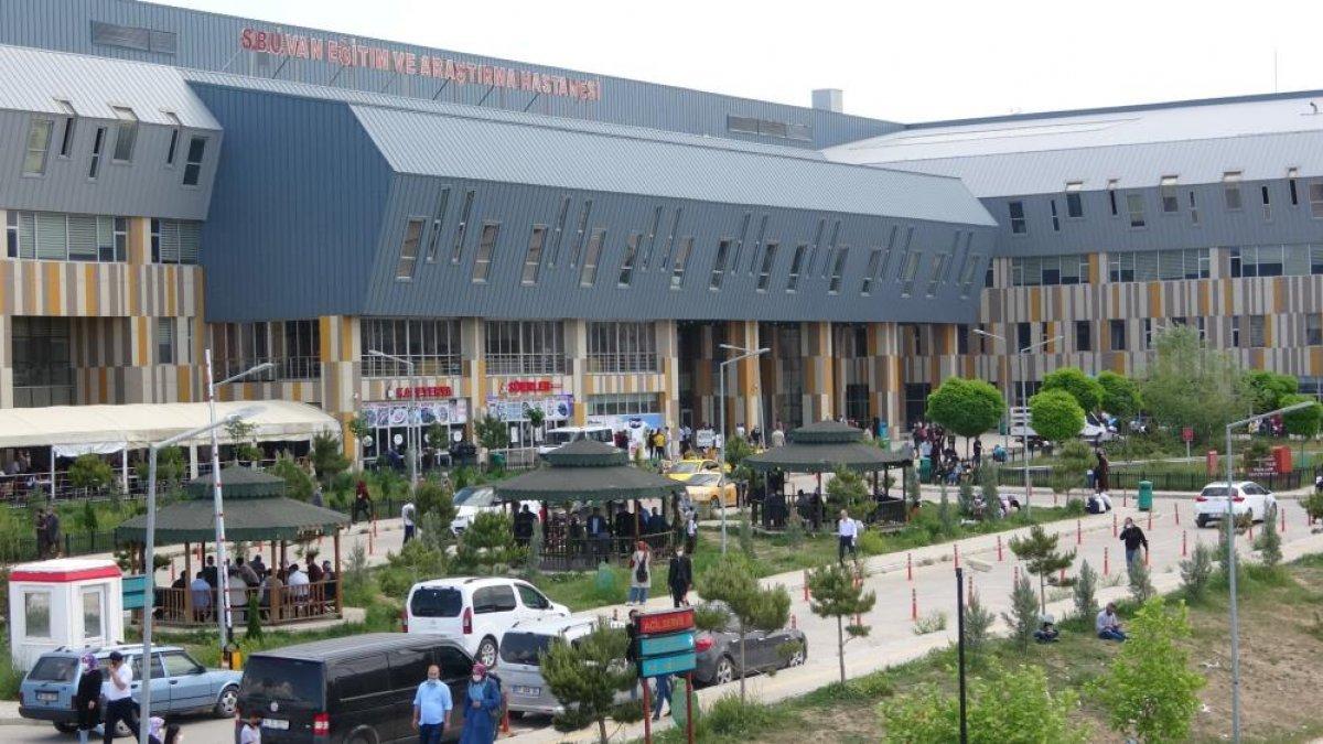 Van'da yaralı olarak geldiği hastanede 6 kişiyi darbetti