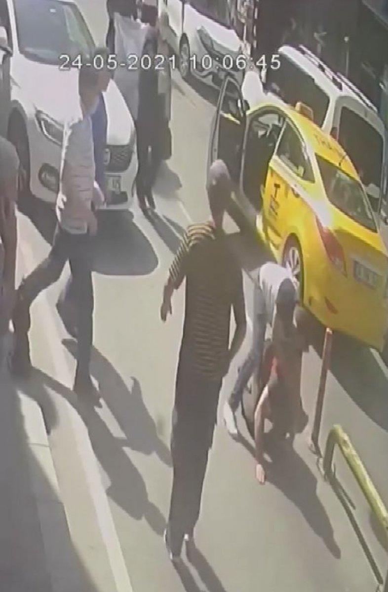 Fatih'te taksiciyle müşterinin kavgası
