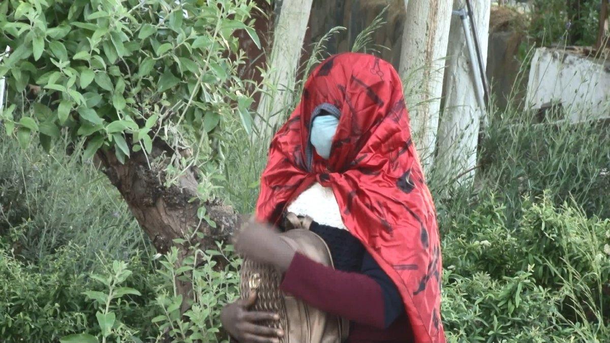 İstanbul'da Afrikalı kadın 5 gündür oturduğu yerden kalkmıyor