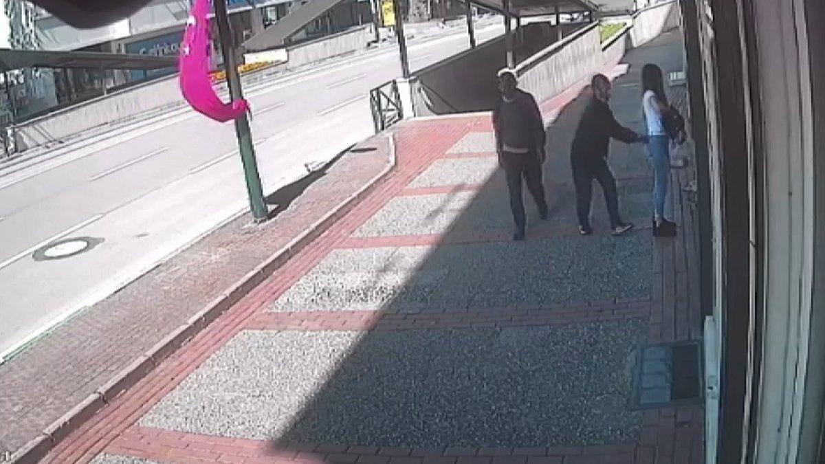 Bursa'da genç kadının cep telefonunu çalan kişi güvenlik kameralarına yansıdı