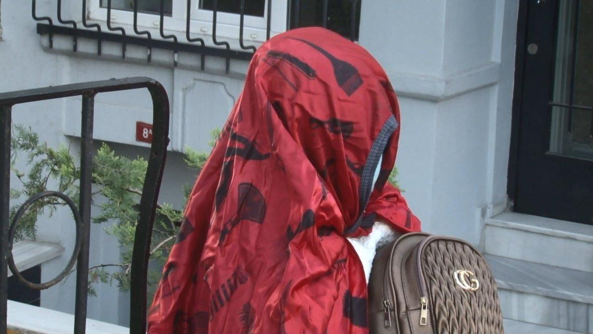 İstanbul'da Afrikalı kadın 5 gündür oturduğu yerden kalkmıyor