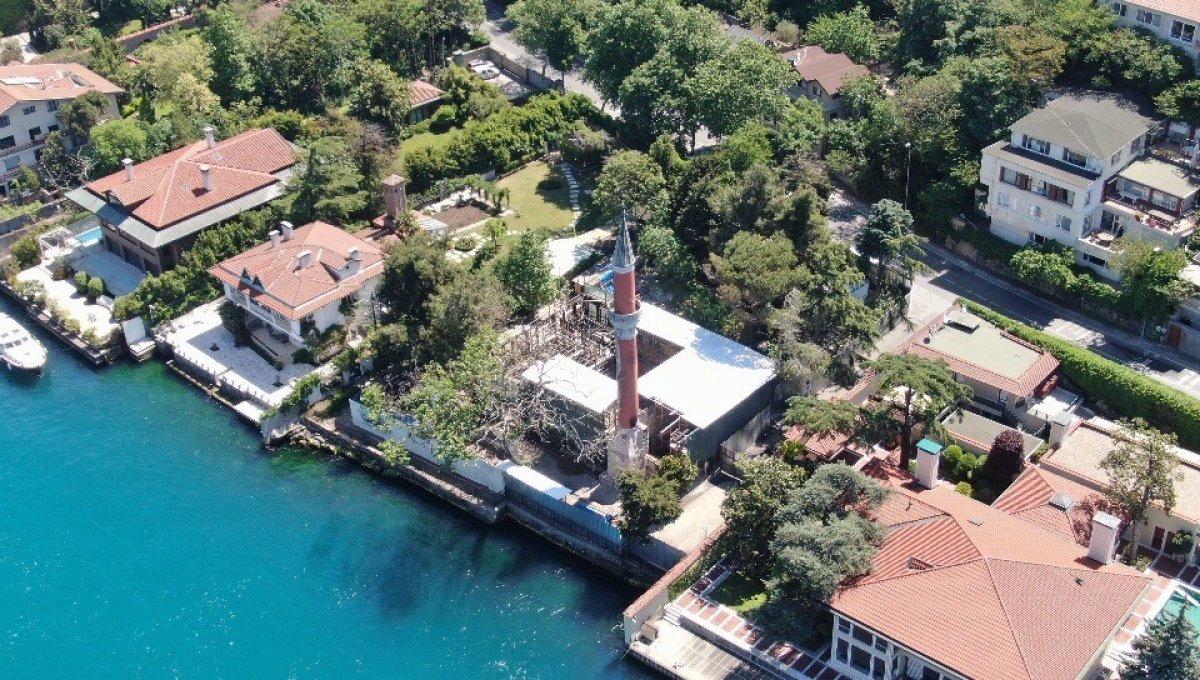 Üsküdar'da yanan tarihi Vaniköy Camii'nin son hali havadan görüntülendi