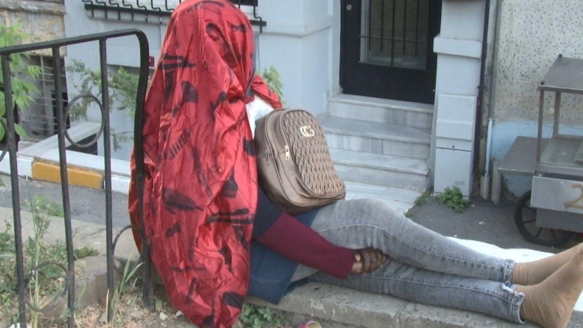 İstanbul'da Afrikalı kadın 5 gündür oturduğu yerden kalkmıyor