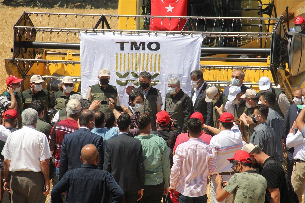 Bekir Pakdemirli: Tarım işçilerinin aşılaması kademeli olarak başlayacak