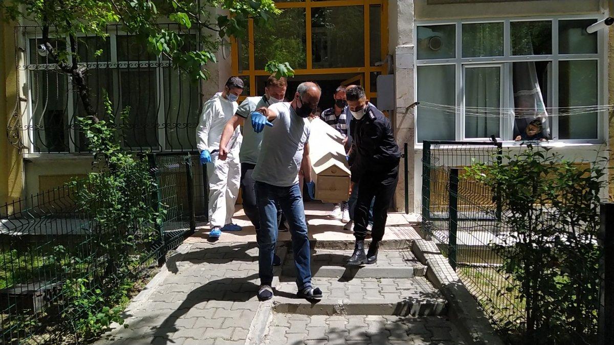 Küçükçekmece'de vahşet: Annesini öldürüp, kafasını kesti