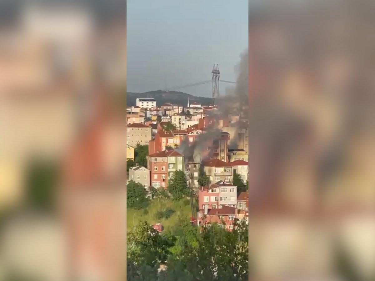 Üsküdar'da binanın çatısında korkutan yangın