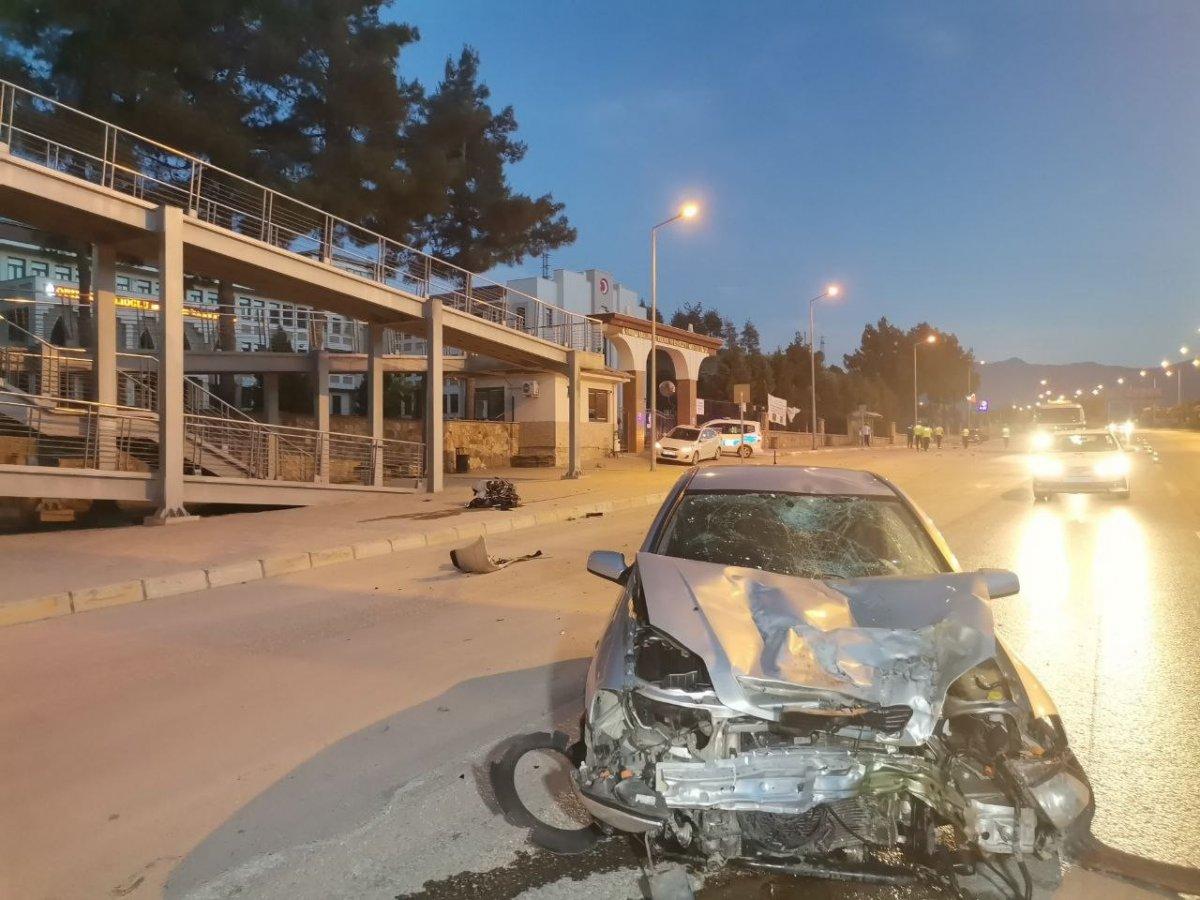 Denizli'de motosikletli gençler, otomobille çarpıştı