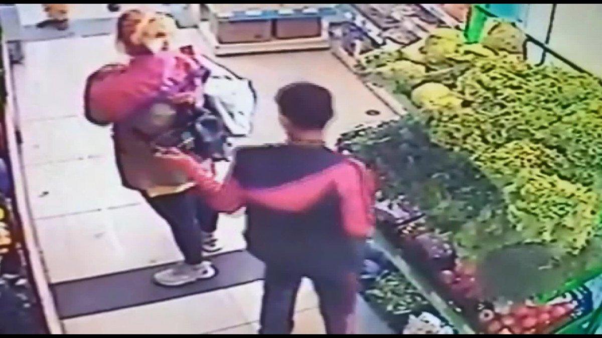 Esenyurt'ta, kadının cebinden telefonunun çalınma anı