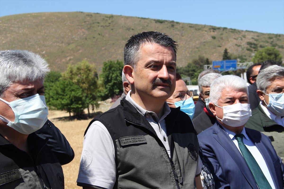 Bekir Pakdemirli: Tarım işçilerinin aşılaması kademeli olarak başlayacak