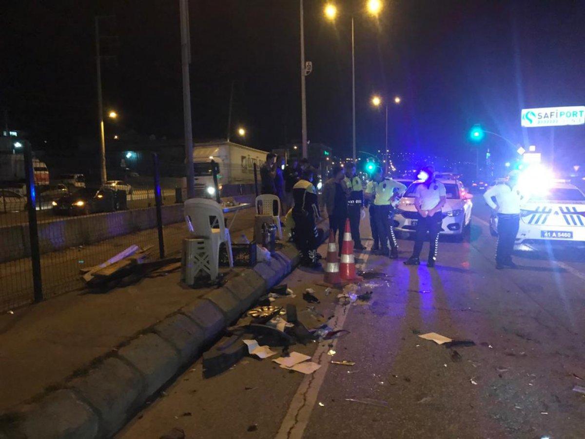 Kocaeli'nde alkollü sürücü kontrol noktasına daldı: 3 yaralı