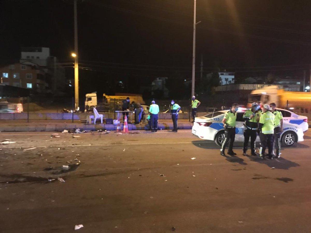 Kocaeli'nde alkollü sürücü kontrol noktasına daldı: 3 yaralı