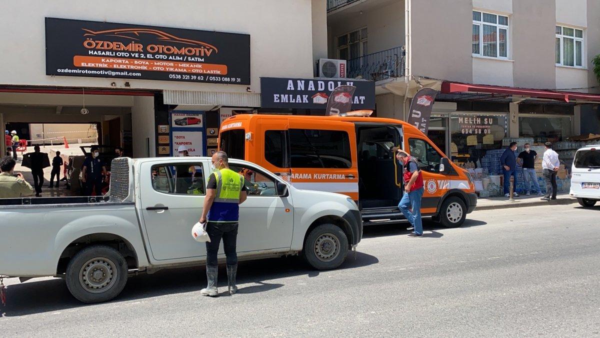 Ümraniye'de garaj çöktü: 2 bina boşaltıldı